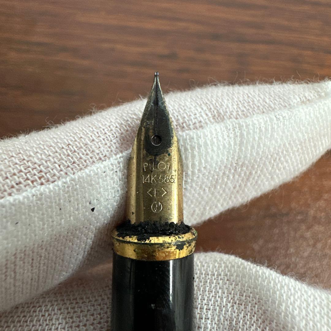 Pilot fountain pen in excellent condition with 14K gold name engraving on the barrel