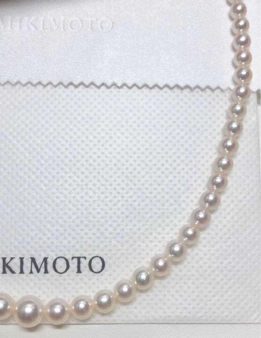 K14wg Mikimoto Akoya baby pearl necklace with gradient sized pearls and 44 cm length on white background
