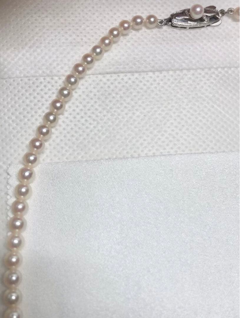 K14wg Mikimoto Akoya baby pearl necklace with gradient sized pearls and 44 cm length on white background