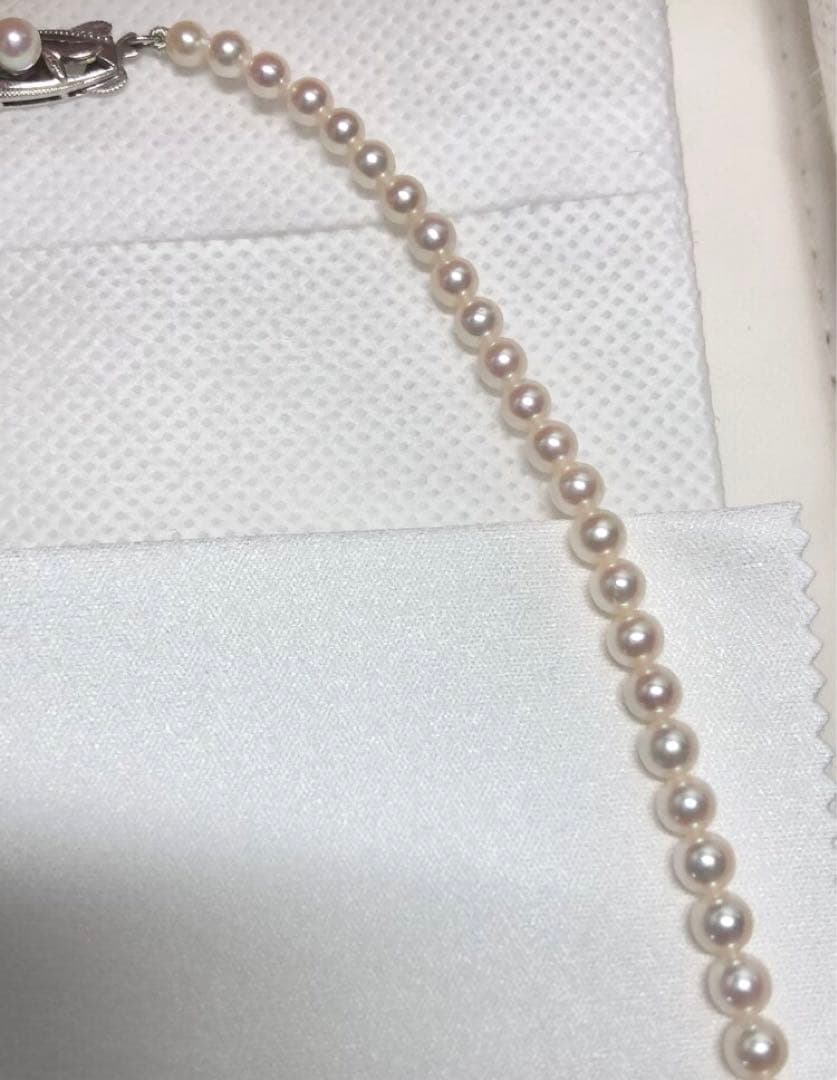 K14wg Mikimoto Akoya baby pearl necklace with gradient sized pearls and 44 cm length on white background