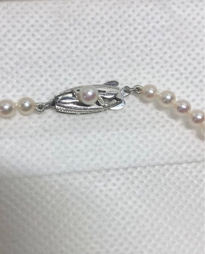 K14wg Mikimoto Akoya baby pearl necklace with gradient sized pearls and 44 cm length on white background