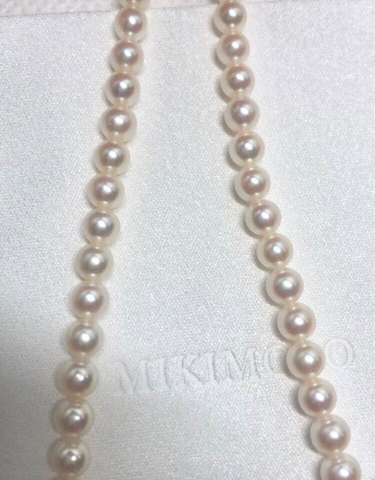 K14wg Mikimoto Akoya baby pearl necklace with gradient sized pearls and 44 cm length on white background