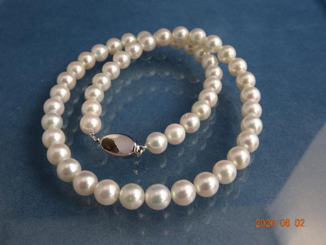 Akoya pearl necklace featuring 7.5-8 mm pearls on a 43 cm strand with silver one-touch clasp