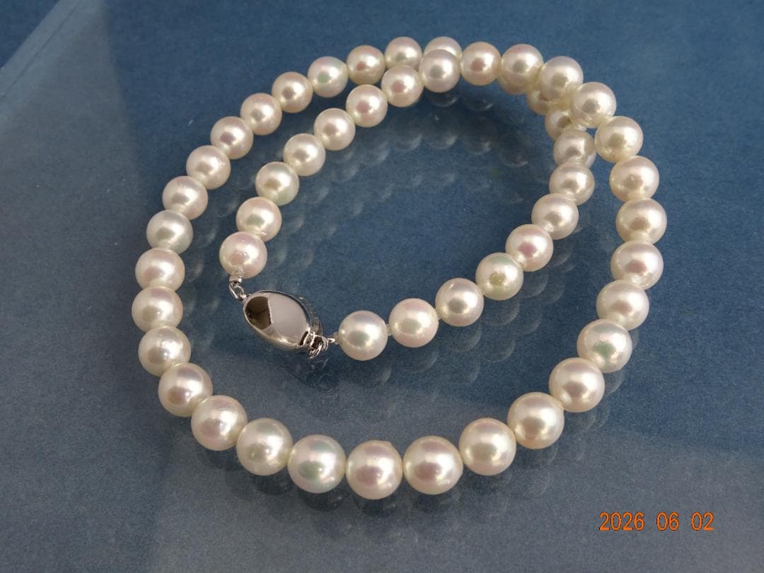 Akoya pearl necklace featuring 7.5-8 mm pearls on a 43 cm strand with silver one-touch clasp