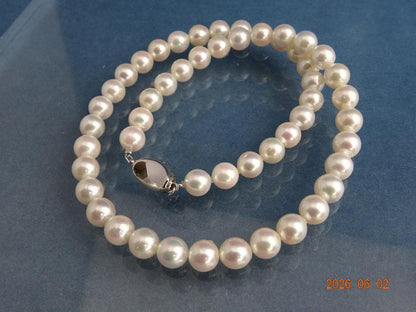 Akoya pearl necklace featuring 7.5-8 mm pearls on a 43 cm strand with silver one-touch clasp