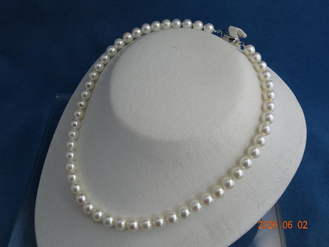 Akoya pearl necklace featuring 7.5-8 mm pearls on a 43 cm strand with silver one-touch clasp