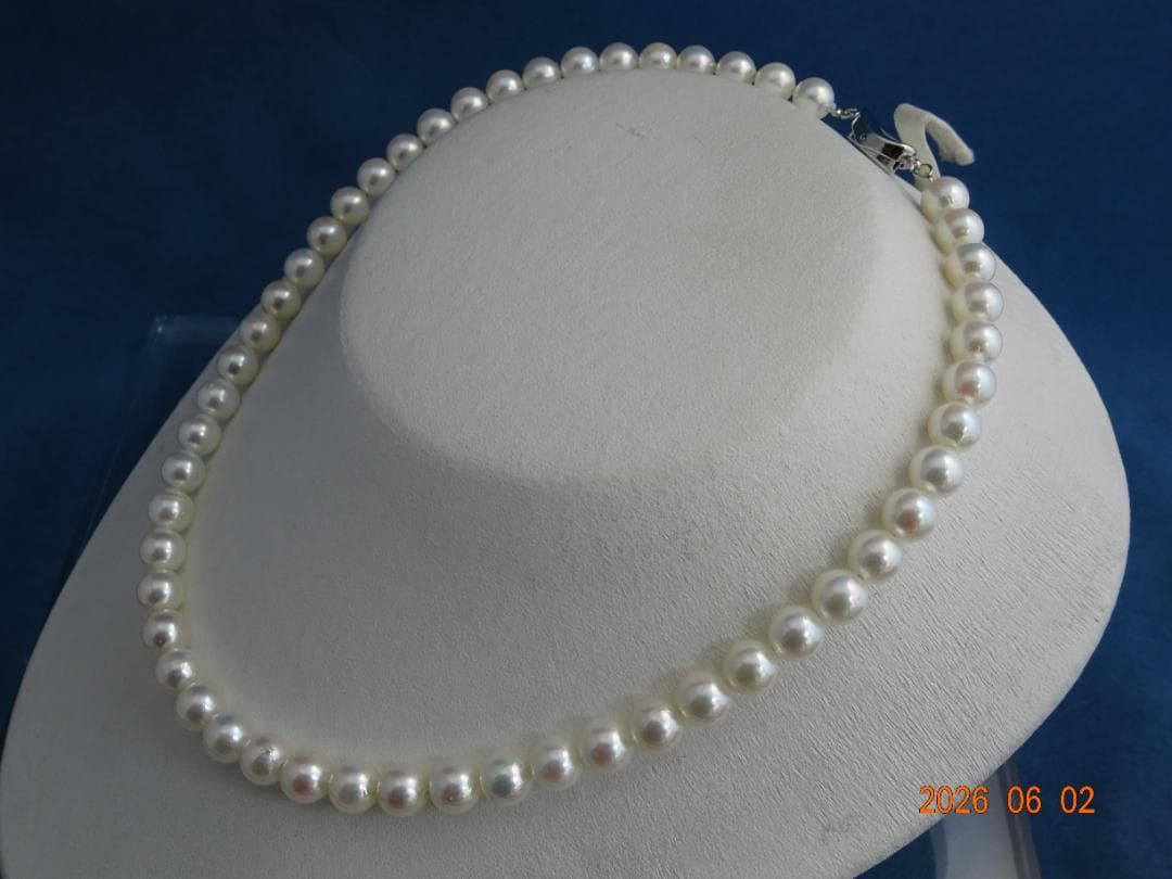 Akoya pearl necklace featuring 7.5-8 mm pearls on a 43 cm strand with silver one-touch clasp
