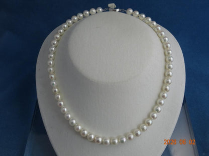 Akoya pearl necklace featuring 7.5-8 mm pearls on a 43 cm strand with silver one-touch clasp