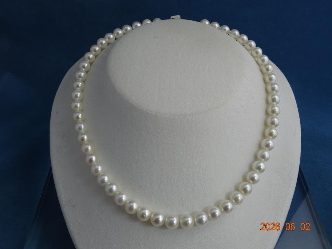 Akoya pearl necklace featuring 7.5-8 mm pearls on a 43 cm strand with silver one-touch clasp