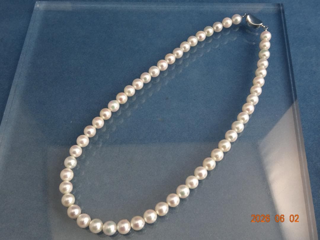 Akoya pearl necklace featuring 7.5-8 mm pearls on a 43 cm strand with silver one-touch clasp