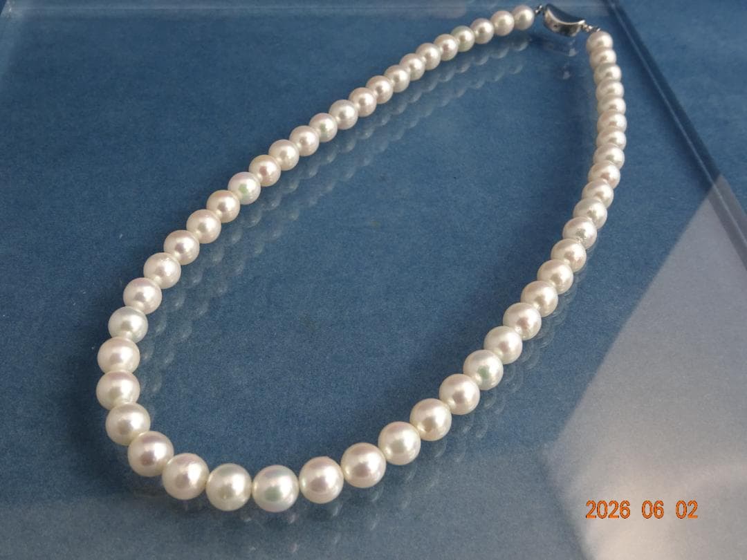 Akoya pearl necklace featuring 7.5-8 mm pearls on a 43 cm strand with silver one-touch clasp