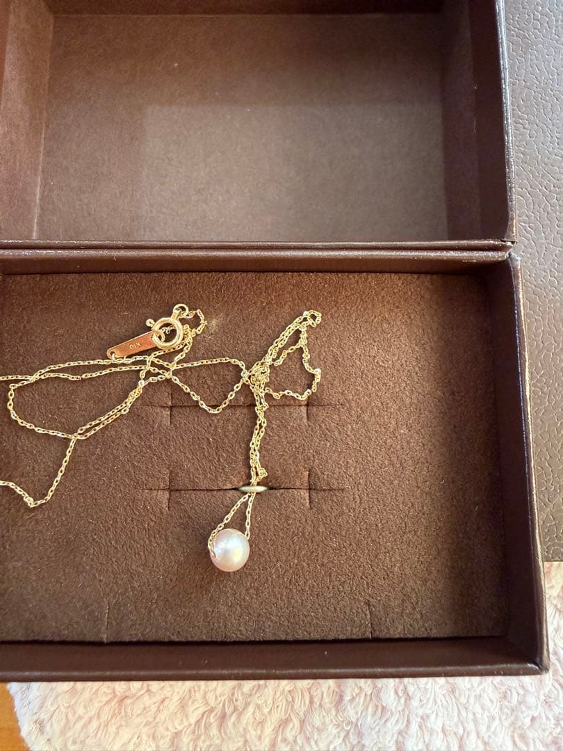 Agat K10 Yellow Gold Pearl Necklace with 7mm white pearls and 40cm chain length