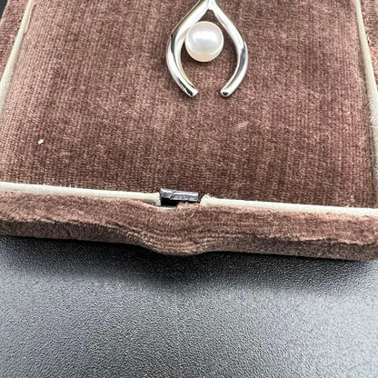 MIKIMOTO silver pearl necklace approximately 39-40cm long with silver clasp and round pearl pendant