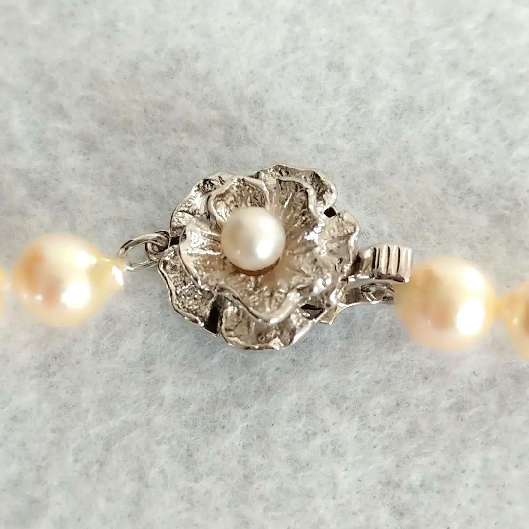 Akoya baroque pearl necklace in white with silver stamp, 42 cm length, displayed on a white background