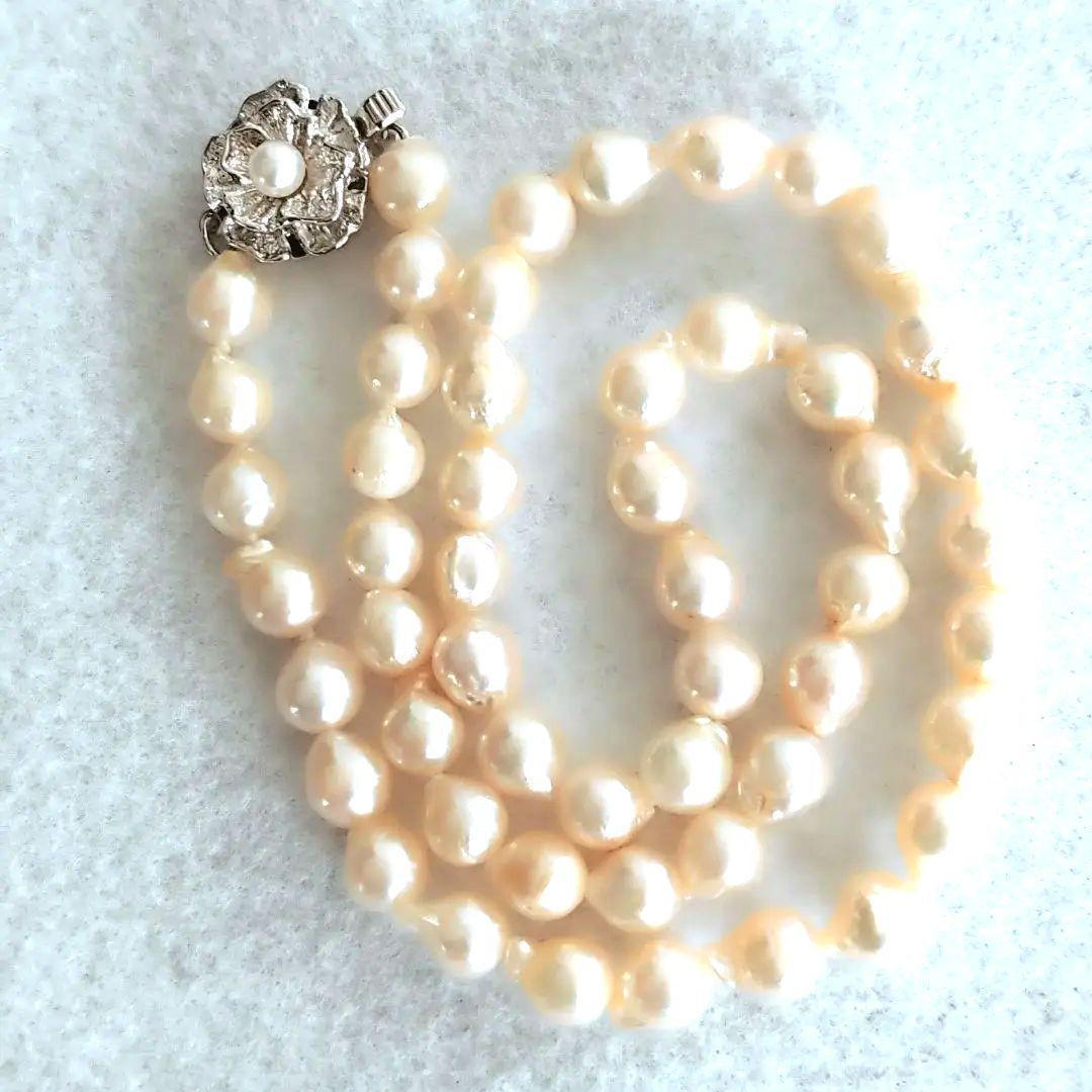 Akoya baroque pearl necklace in white with silver stamp, 42 cm length, displayed on a white background