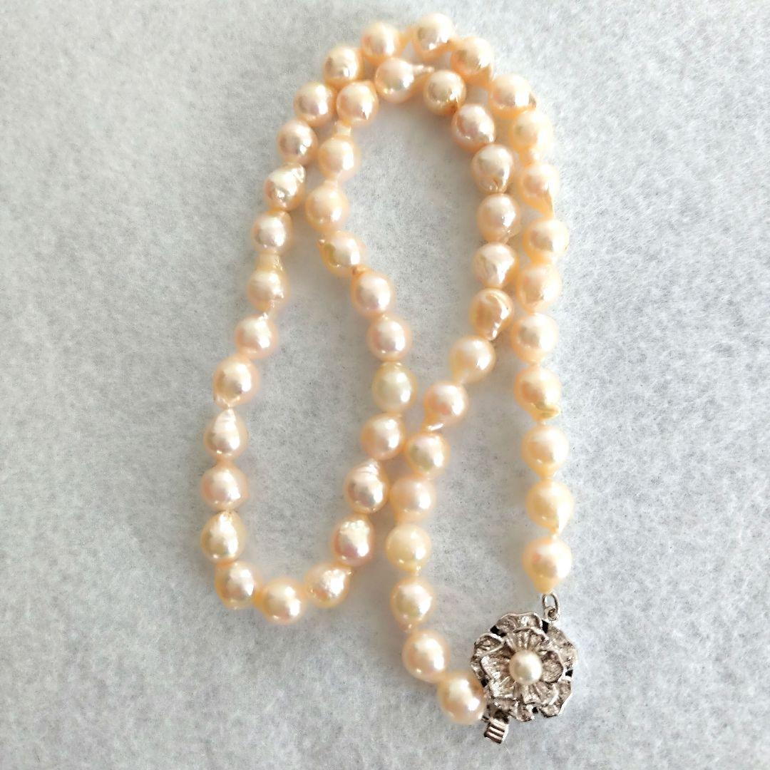 Akoya baroque pearl necklace in white with silver stamp, 42 cm length, displayed on a white background