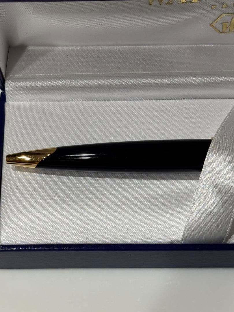 Waterman Paris Carene Deluxe Black and SilverGT fountain pen with dedicated case on white background