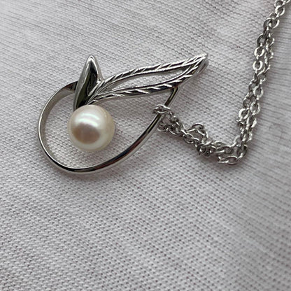 Mikimoto pearl necklace with silver chain approximately 40 cm long elegant jewelry piece
