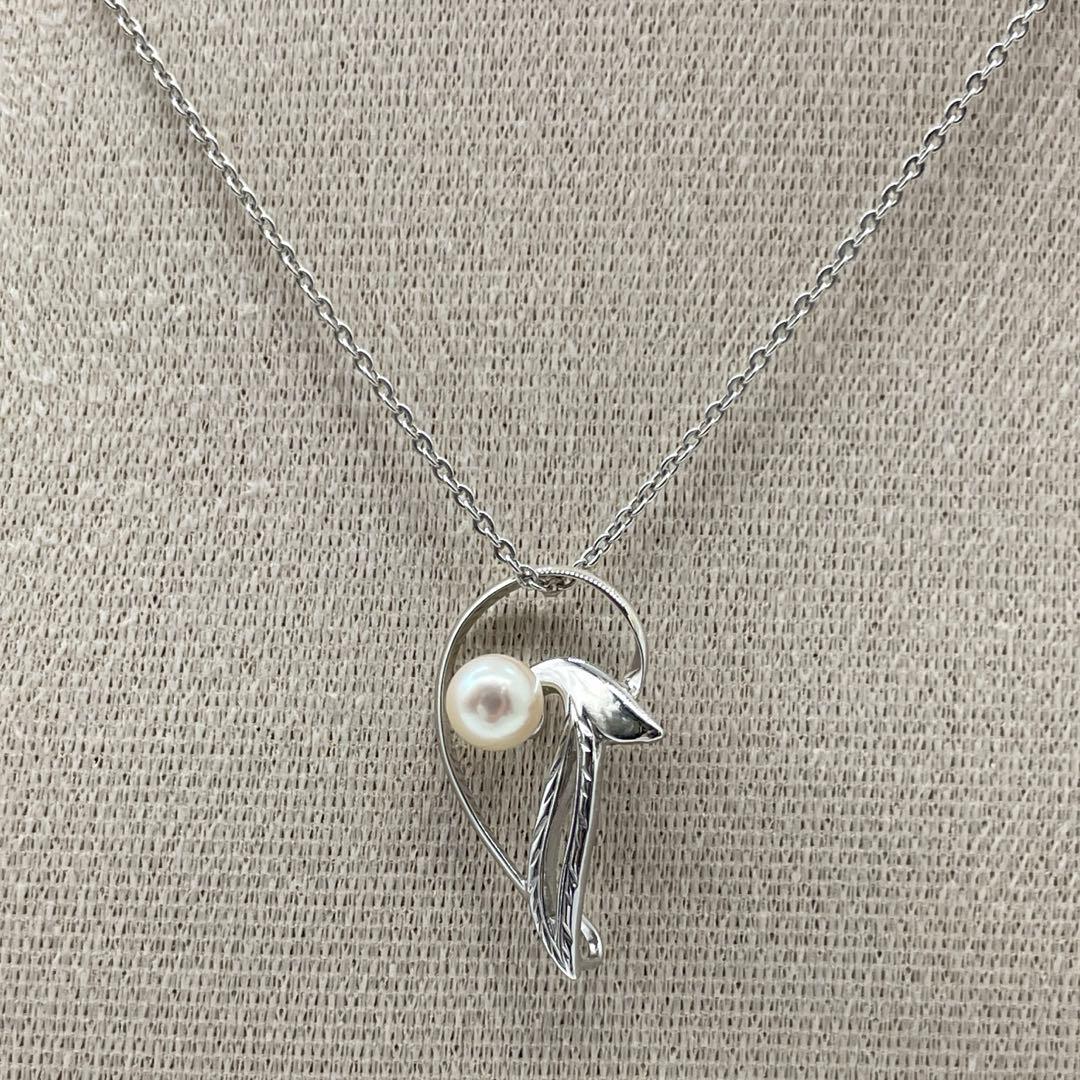 Mikimoto pearl necklace with silver chain approximately 40 cm long elegant jewelry piece