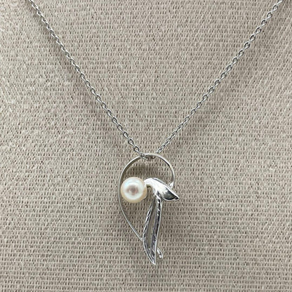 Mikimoto pearl necklace with silver chain approximately 40 cm long elegant jewelry piece