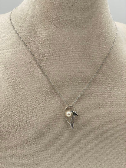 Mikimoto pearl necklace with silver chain approximately 40 cm long elegant jewelry piece