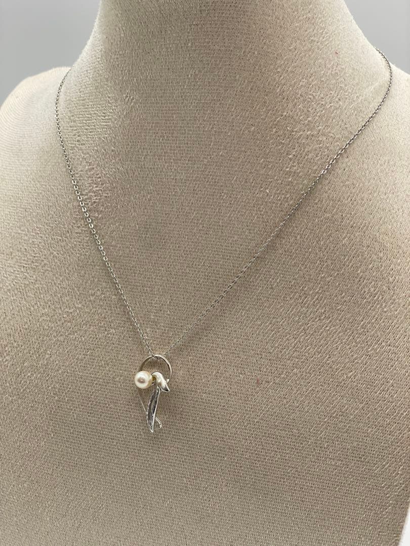 Mikimoto pearl necklace with silver chain approximately 40 cm long elegant jewelry piece