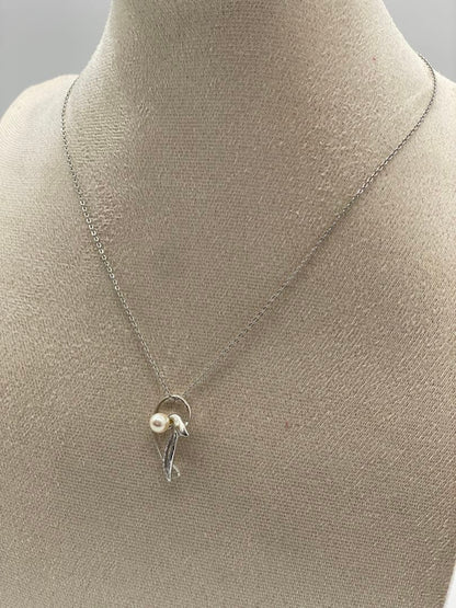 Mikimoto pearl necklace with silver chain approximately 40 cm long elegant jewelry piece