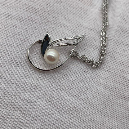 Mikimoto pearl necklace with silver chain approximately 40 cm long elegant jewelry piece