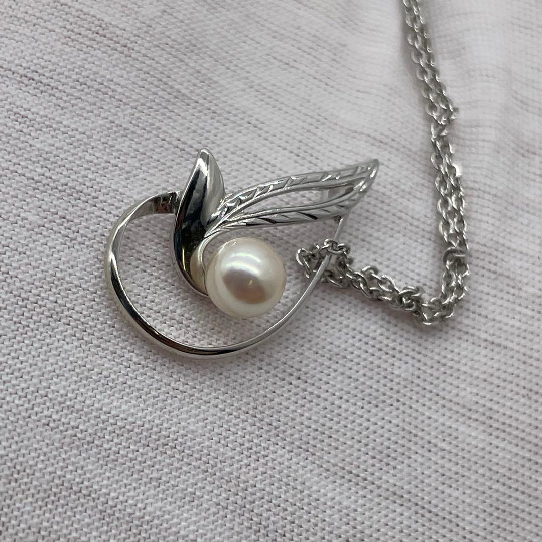 Mikimoto pearl necklace with silver chain approximately 40 cm long elegant jewelry piece