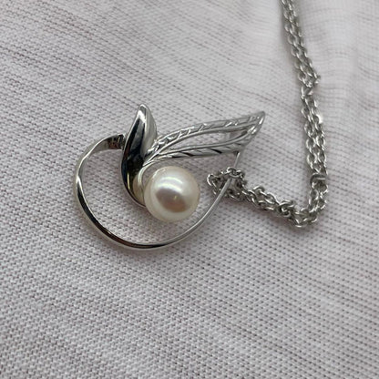 Mikimoto pearl necklace with silver chain approximately 40 cm long elegant jewelry piece