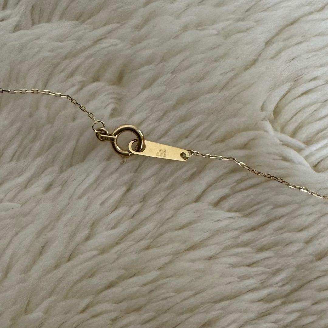 Close-up of Agate K18 18-karat gold necklace with 0.05ct diamond pendant