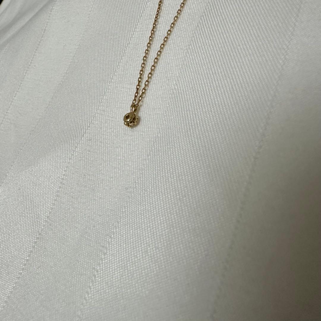 Close-up of Agate K18 18-karat gold necklace with 0.05ct diamond pendant