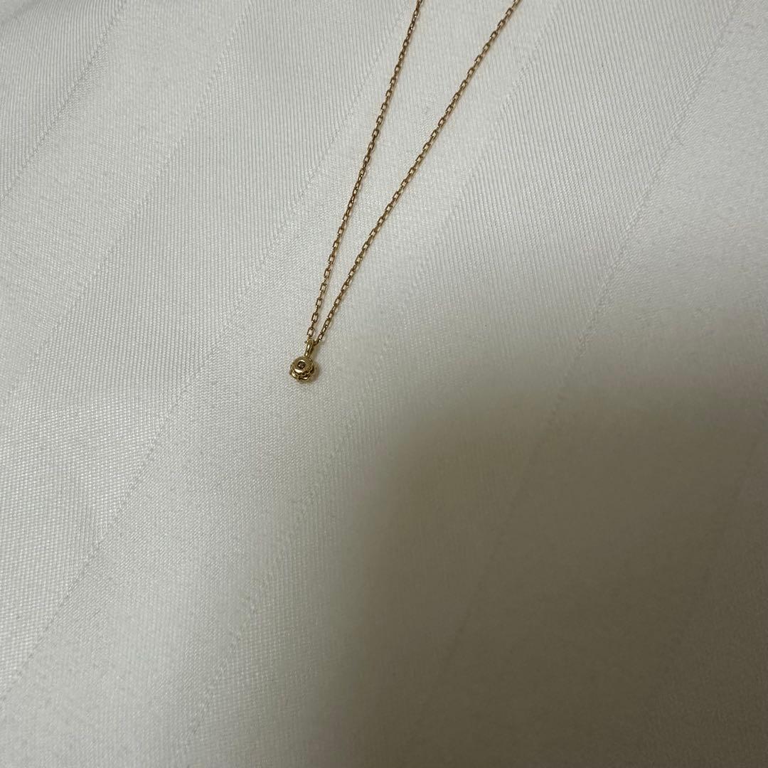 Close-up of Agate K18 18-karat gold necklace with 0.05ct diamond pendant
