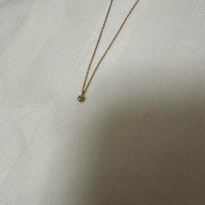 Close-up of Agate K18 18-karat gold necklace with 0.05ct diamond pendant