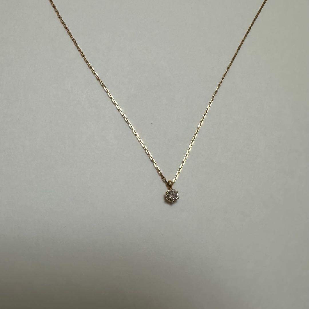 Close-up of Agate K18 18-karat gold necklace with 0.05ct diamond pendant