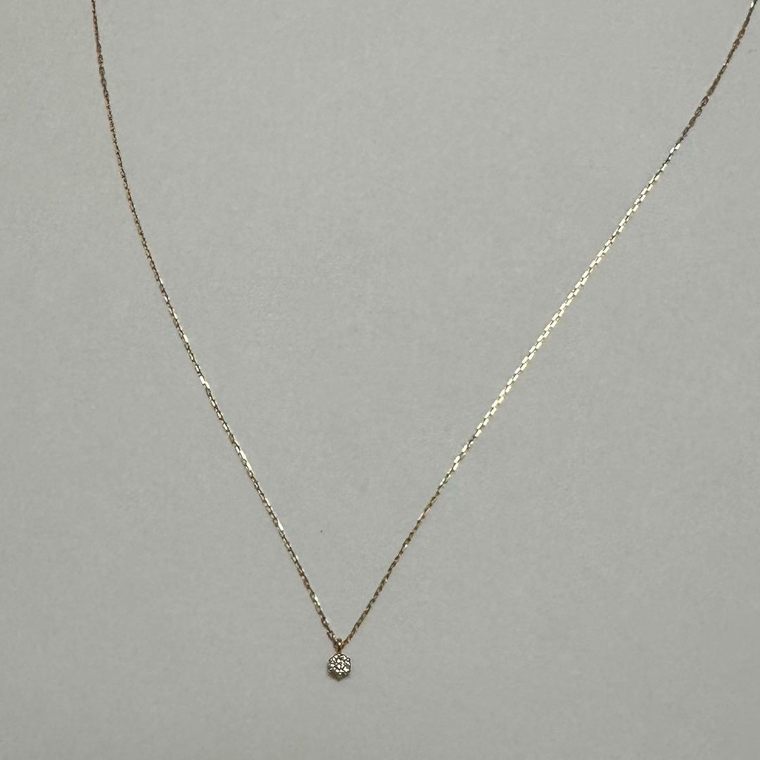 Close-up of Agate K18 18-karat gold necklace with 0.05ct diamond pendant