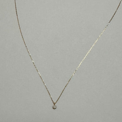 Close-up of Agate K18 18-karat gold necklace with 0.05ct diamond pendant