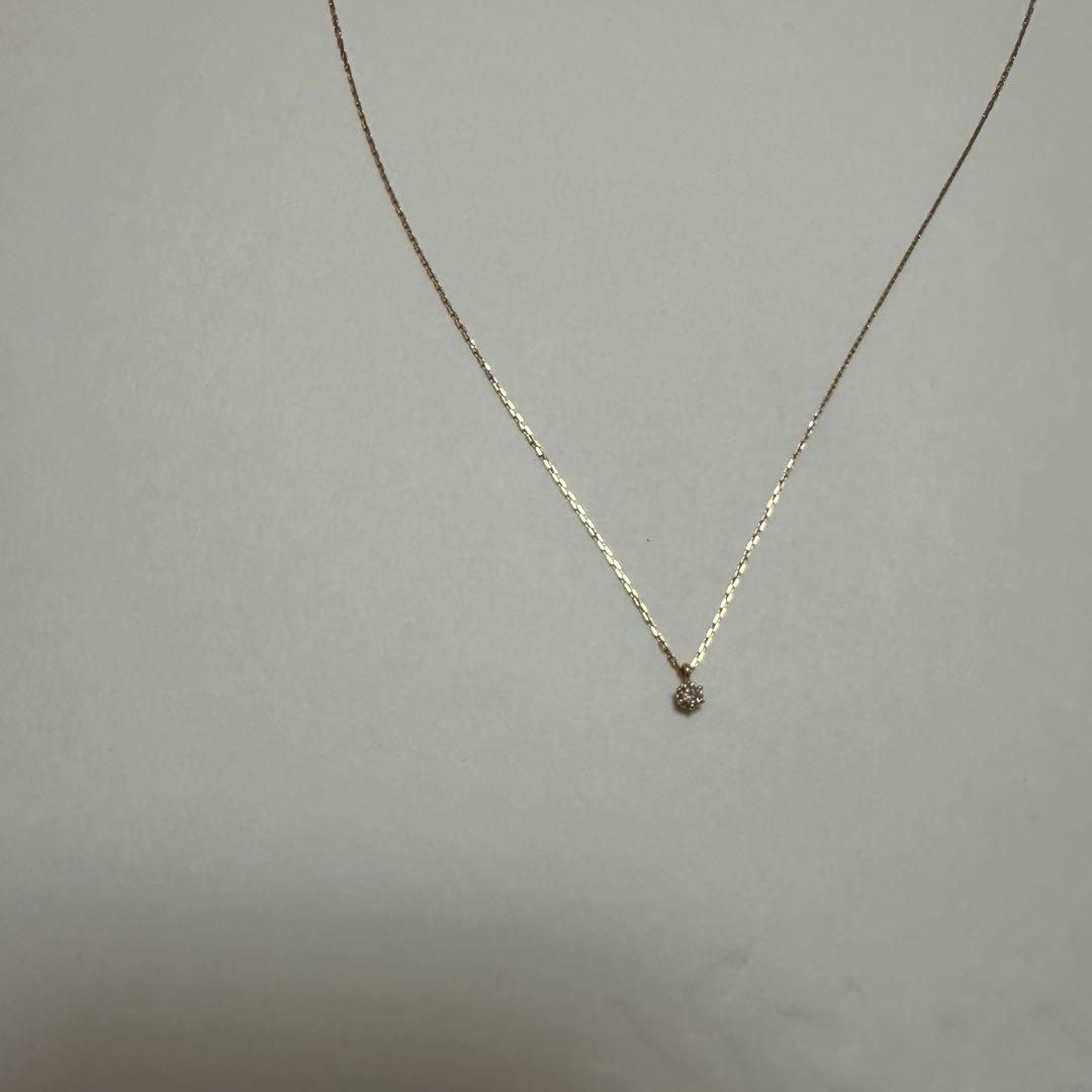 Close-up of Agate K18 18-karat gold necklace with 0.05ct diamond pendant
