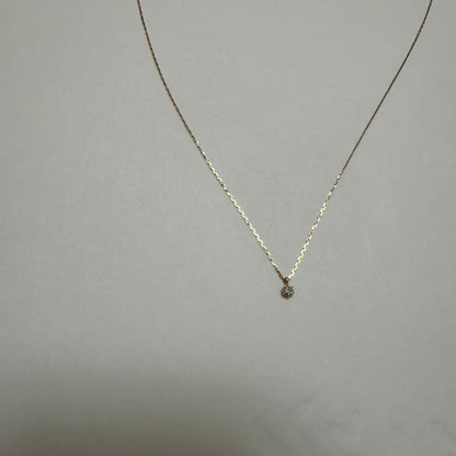 Close-up of Agate K18 18-karat gold necklace with 0.05ct diamond pendant
