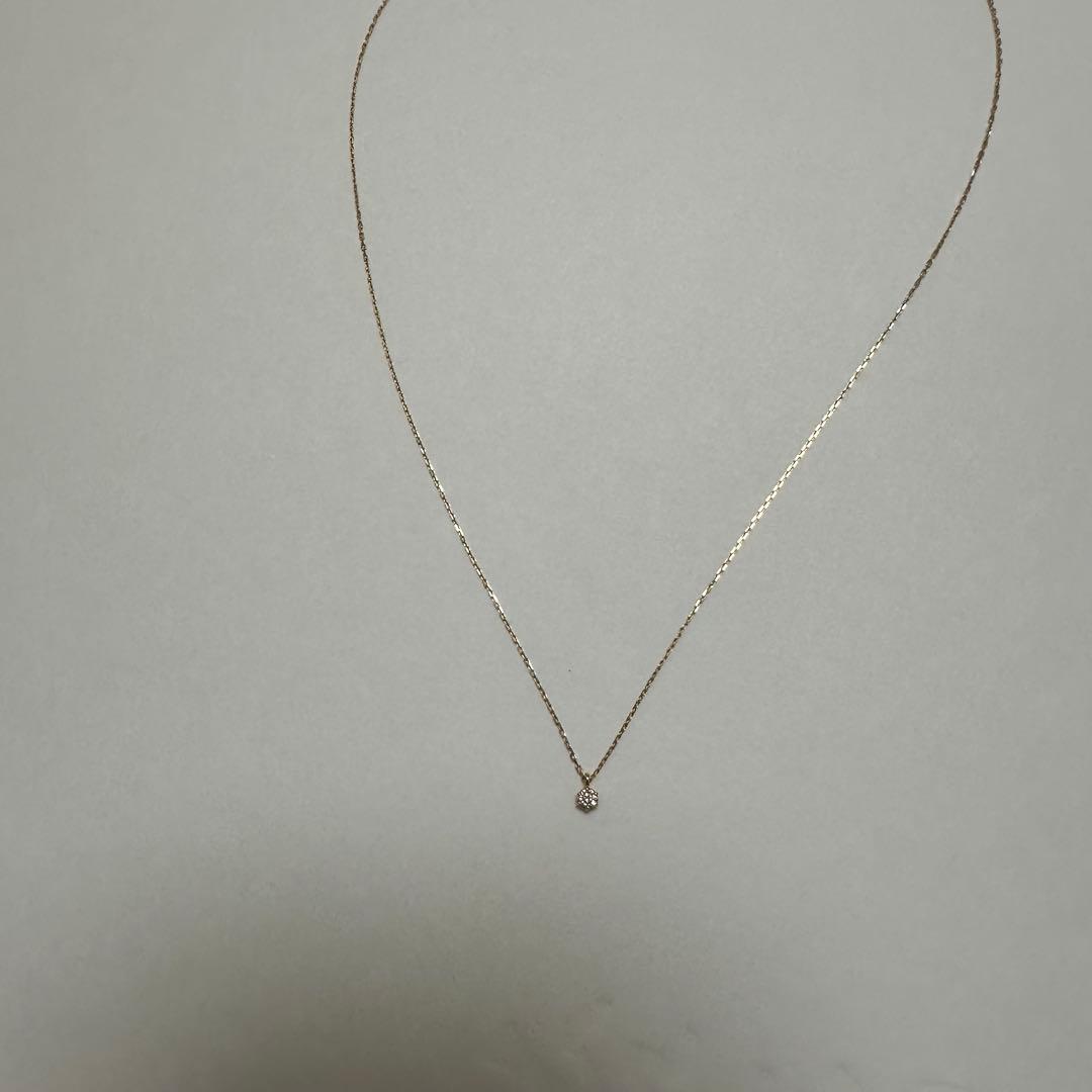 Close-up of Agate K18 18-karat gold necklace with 0.05ct diamond pendant