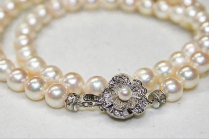 Akoya pearl necklace with 7.4-7.7mm pearls on silver chain, 46 cm length, displayed with box and guarantee card
