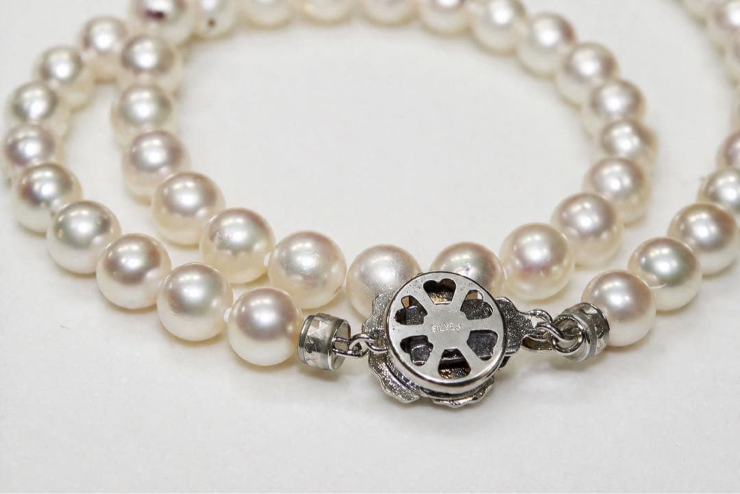 Akoya pearl necklace with 7.4-7.7mm pearls on silver chain, 46 cm length, displayed with box and guarantee card