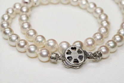 Akoya pearl necklace with 7.4-7.7mm pearls on silver chain, 46 cm length, displayed with box and guarantee card