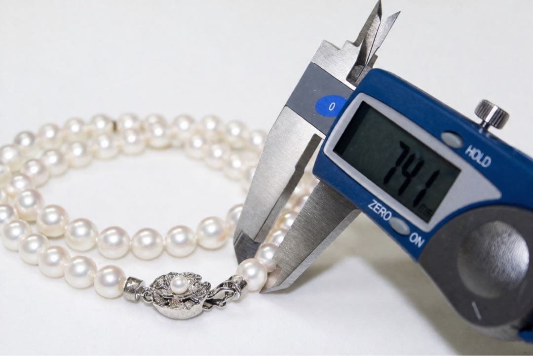 Akoya pearl necklace with 7.4-7.7mm pearls on silver chain, 46 cm length, displayed with box and guarantee card
