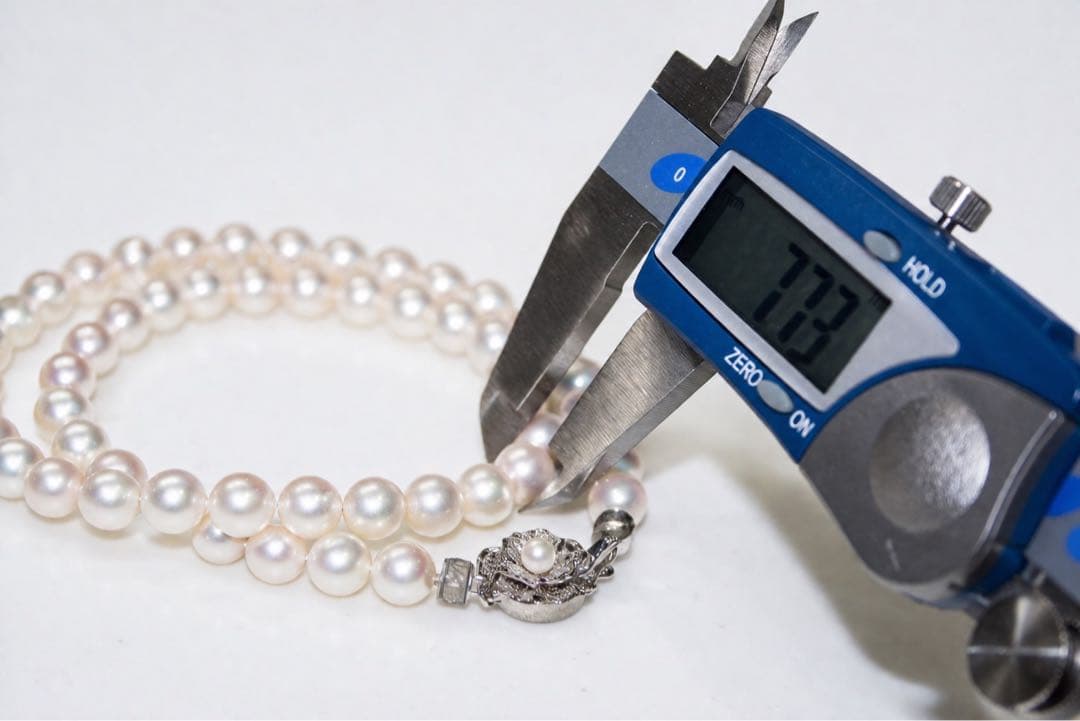Akoya pearl necklace with 7.4-7.7mm pearls on silver chain, 46 cm length, displayed with box and guarantee card