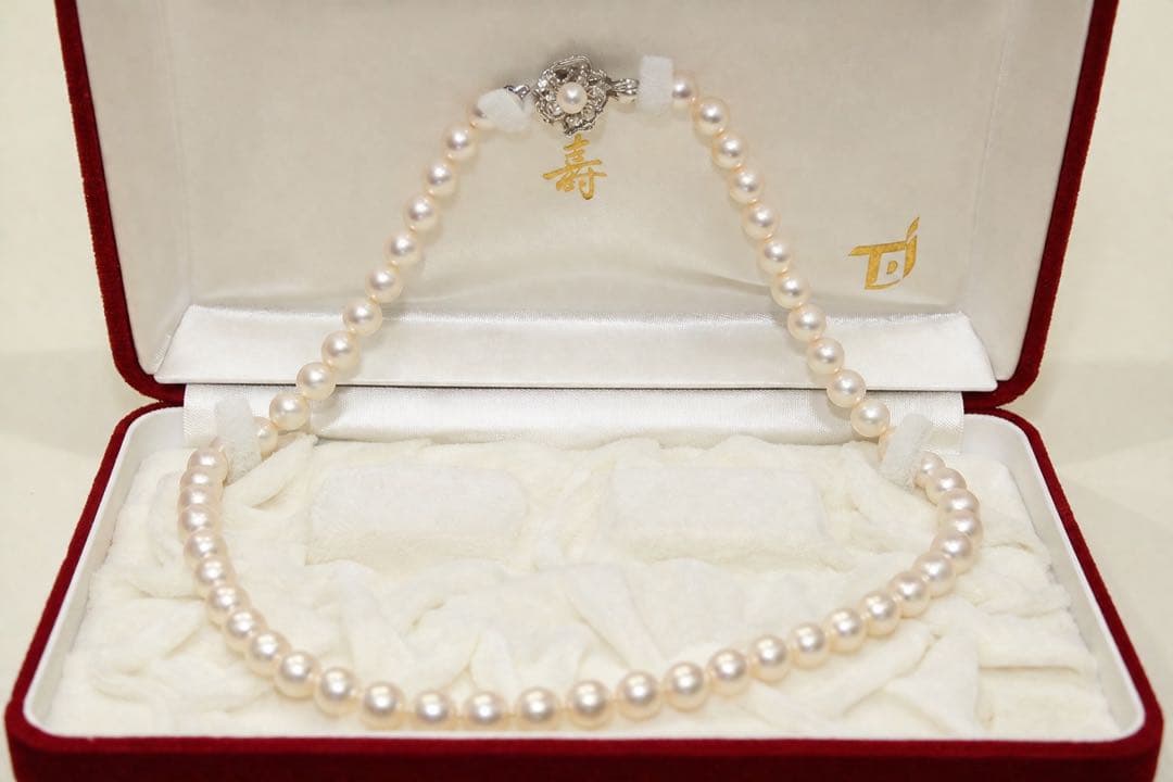 Akoya pearl necklace with 7.4-7.7mm pearls on silver chain, 46 cm length, displayed with box and guarantee card