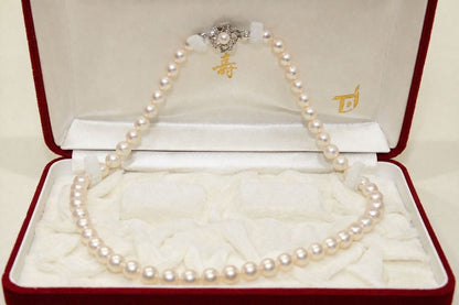 Akoya pearl necklace with 7.4-7.7mm pearls on silver chain, 46 cm length, displayed with box and guarantee card
