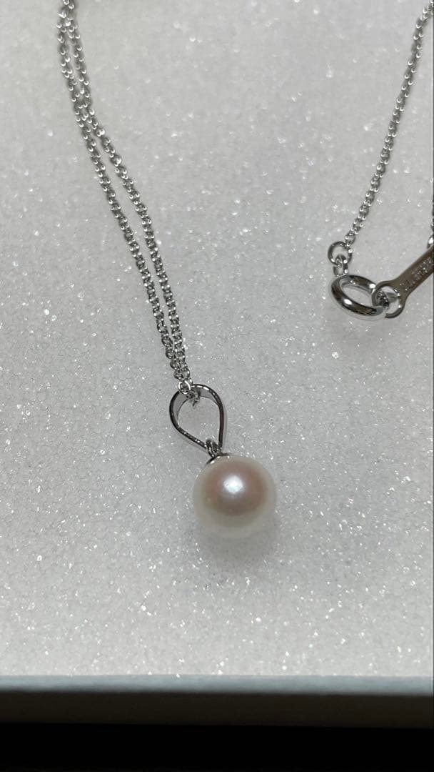 Akoya pearl silver necklace with 7mm pearls on a 40cm silver chain displayed on white background