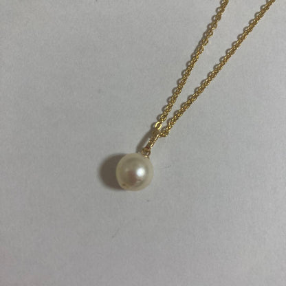 Gold chain necklace with 7.5mm Akoya pearl pendant and K18 pendant top on a 40cm length chain
