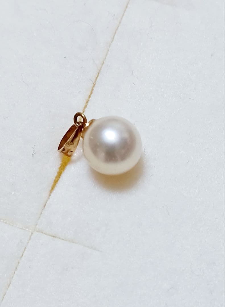 K18 Akoya Pearl Pendant Top with 8mm round pearl showing good luster and bright surface